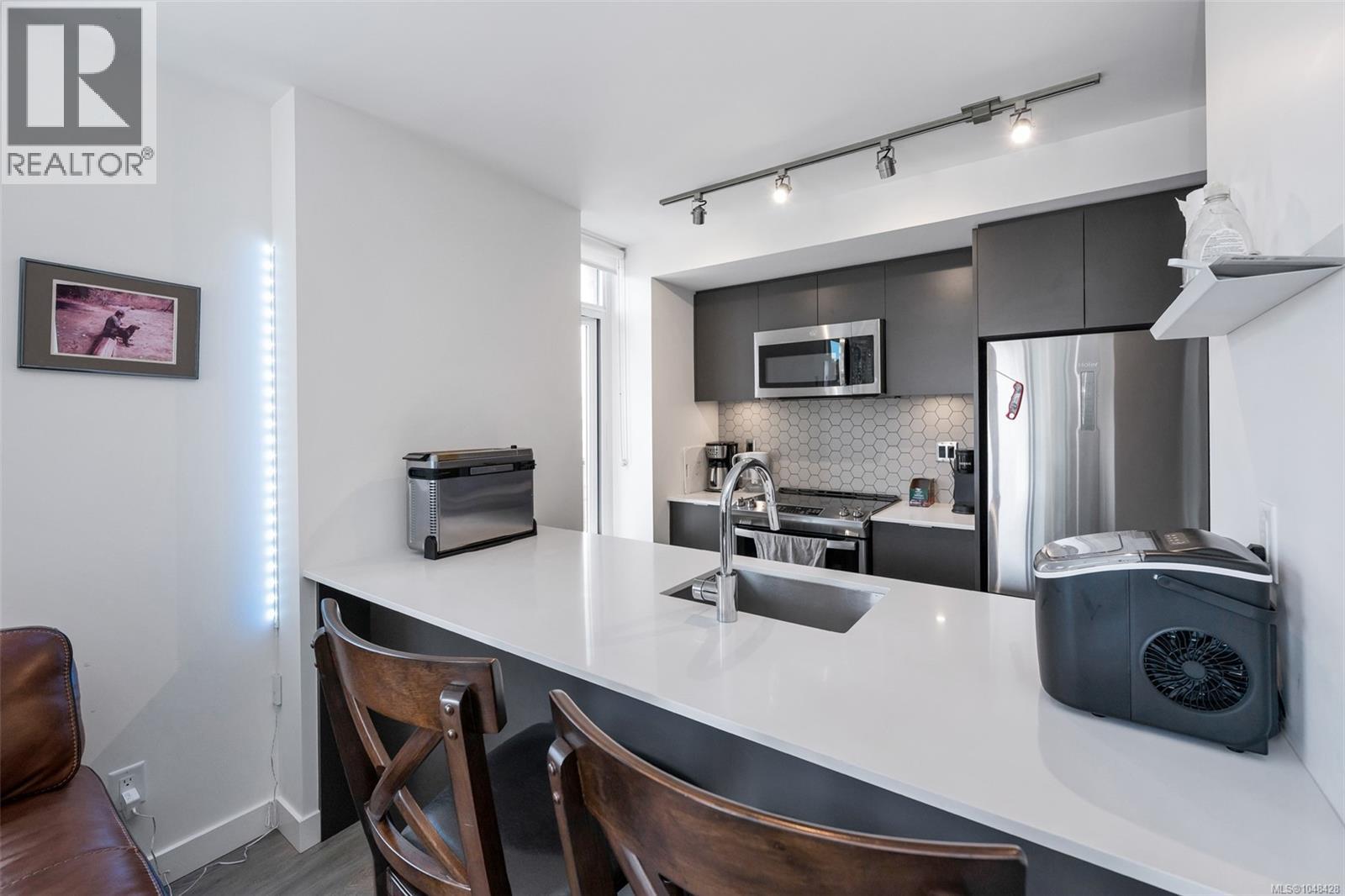 #707 845 Johnson St - 11
