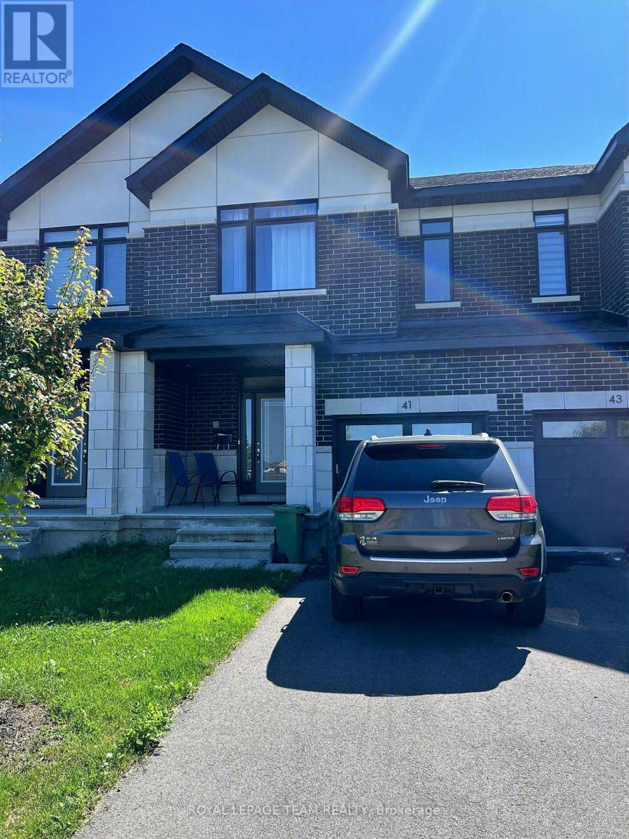 41 MOOSONEE CRESCENT - 1