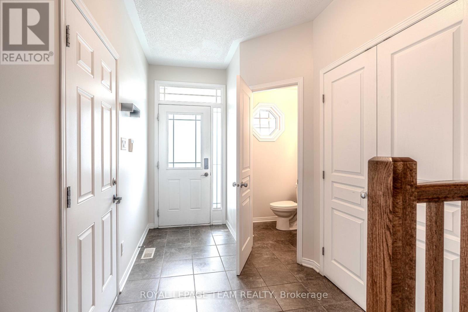 Foyer & 2-piece powder room