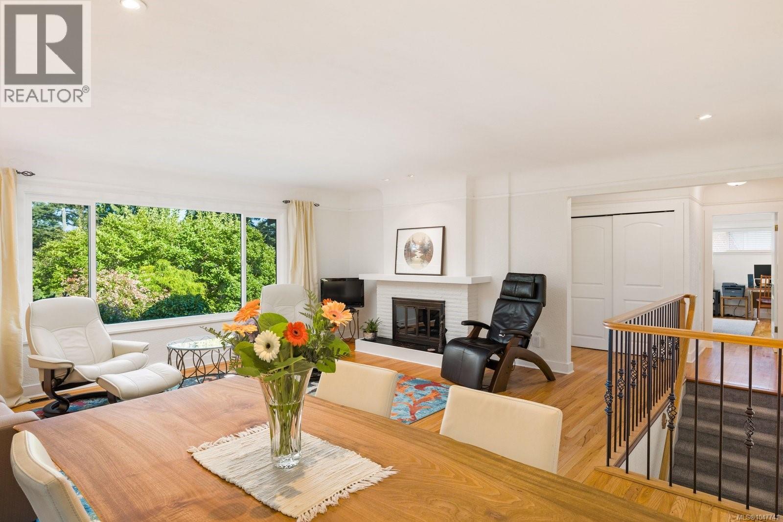 2229 Arbutus Rd E - 20