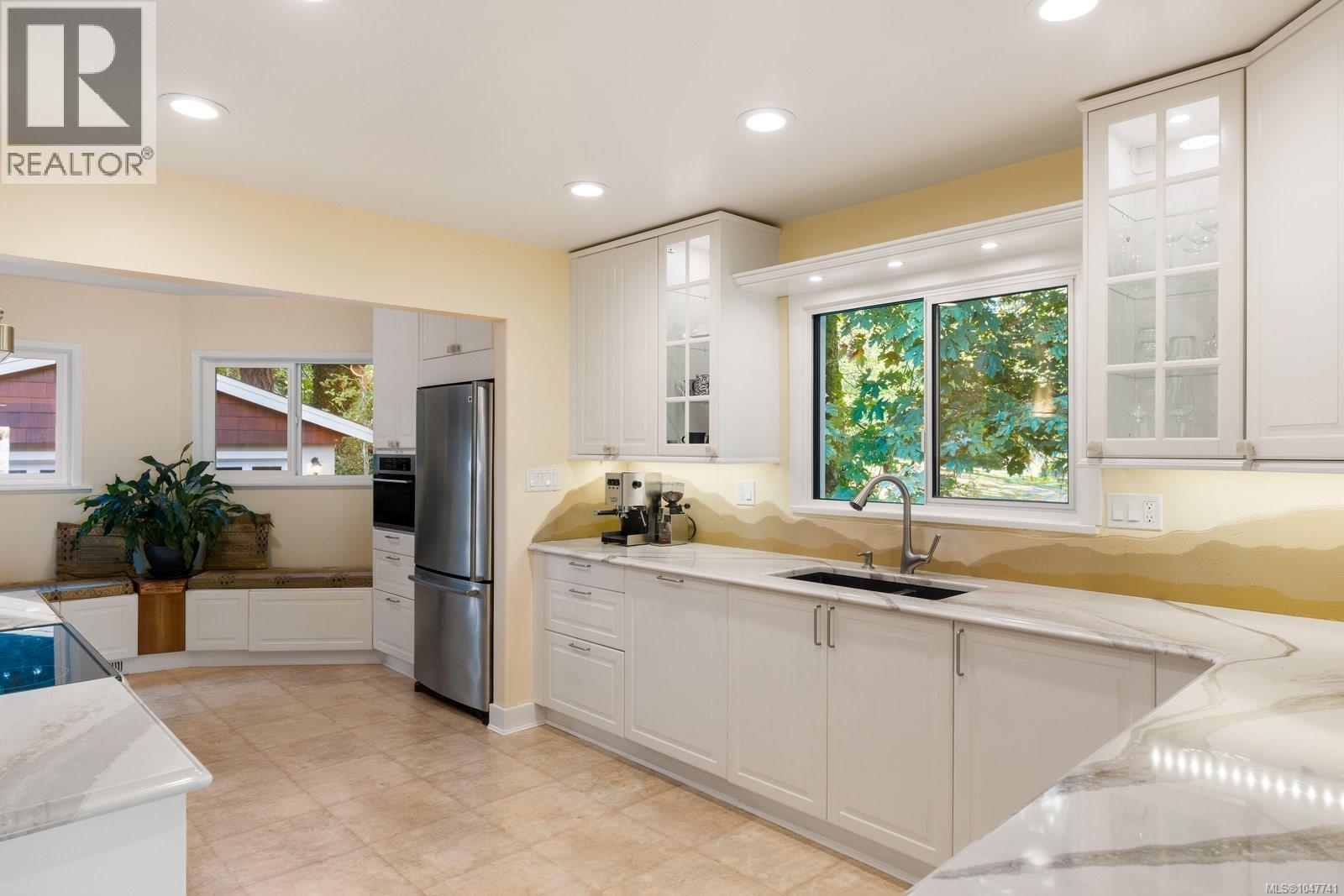 2229 Arbutus Rd E - 22