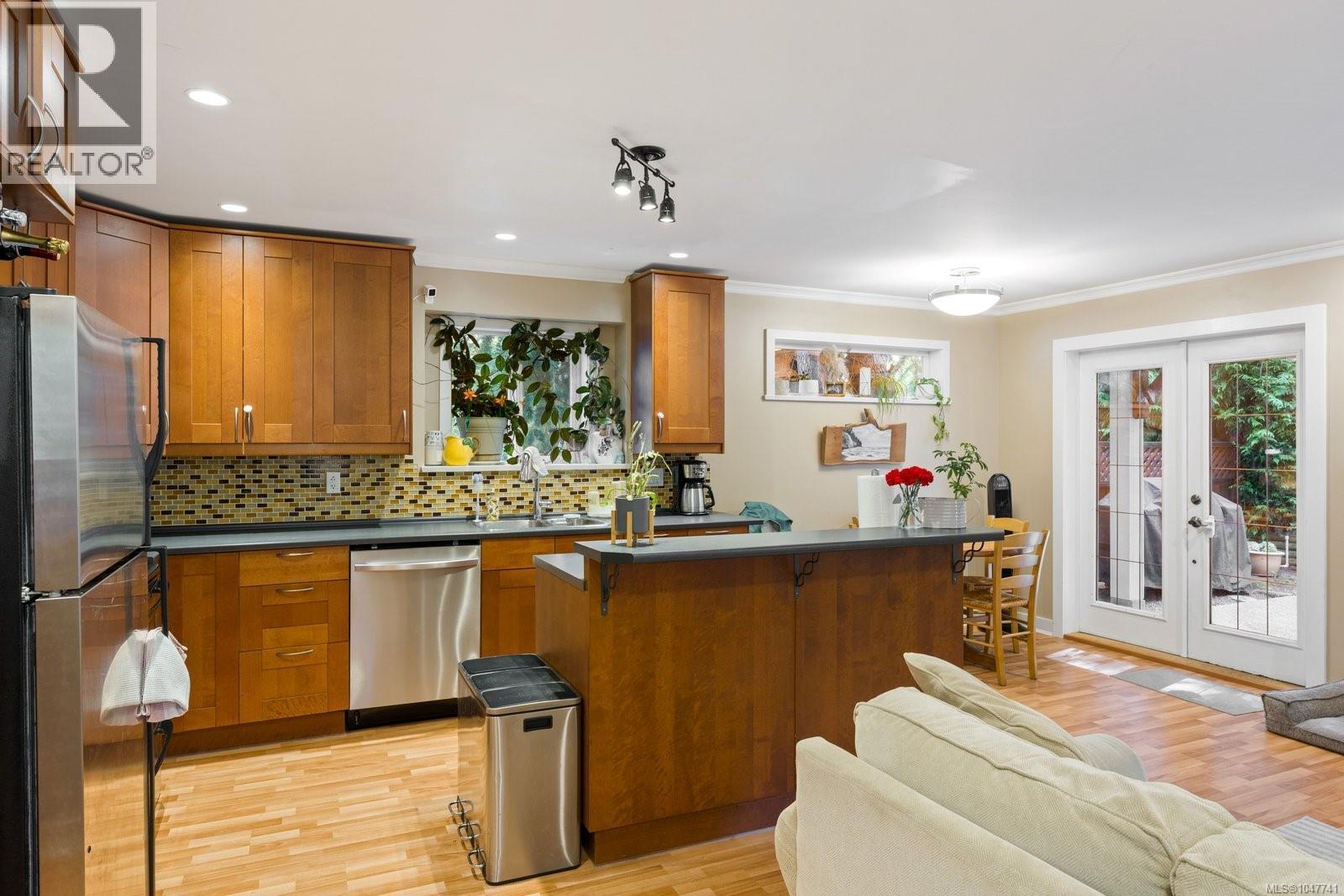 2229 Arbutus Rd E - 47
