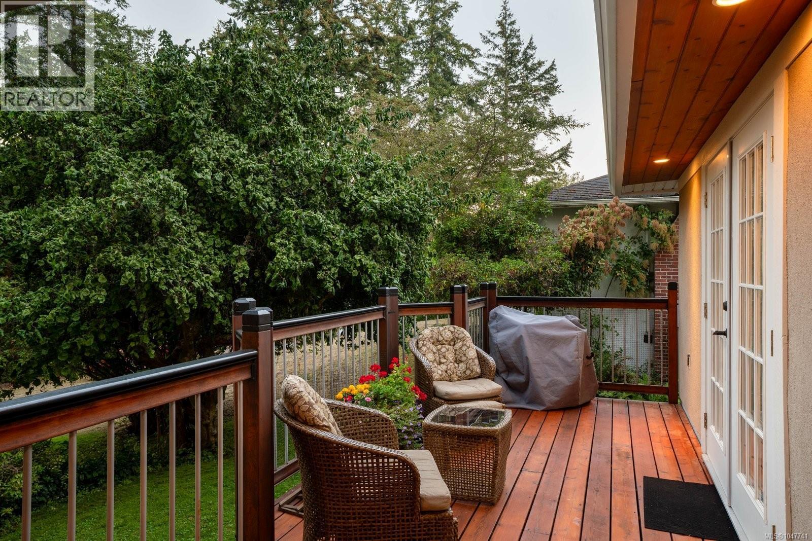 2229 Arbutus Rd E - 9