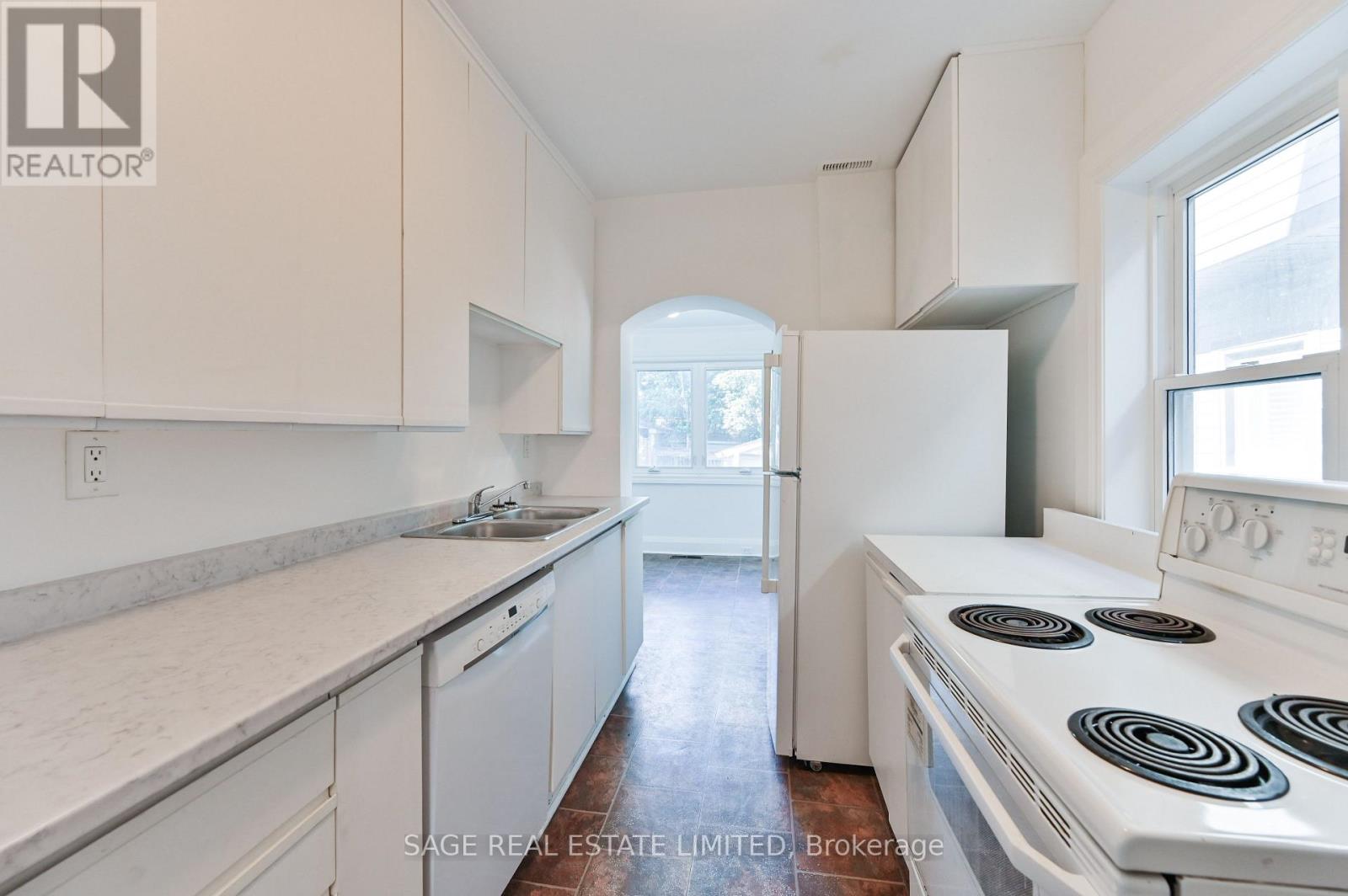 152 MANOR ROAD E - Image 9