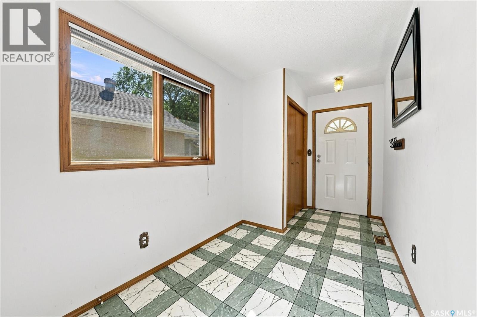 2227 Herman AVENUE, Saskatoon, Saskatchewan, S7M0N4, Saskatoon, Saskatchewan — photo 3 of 5