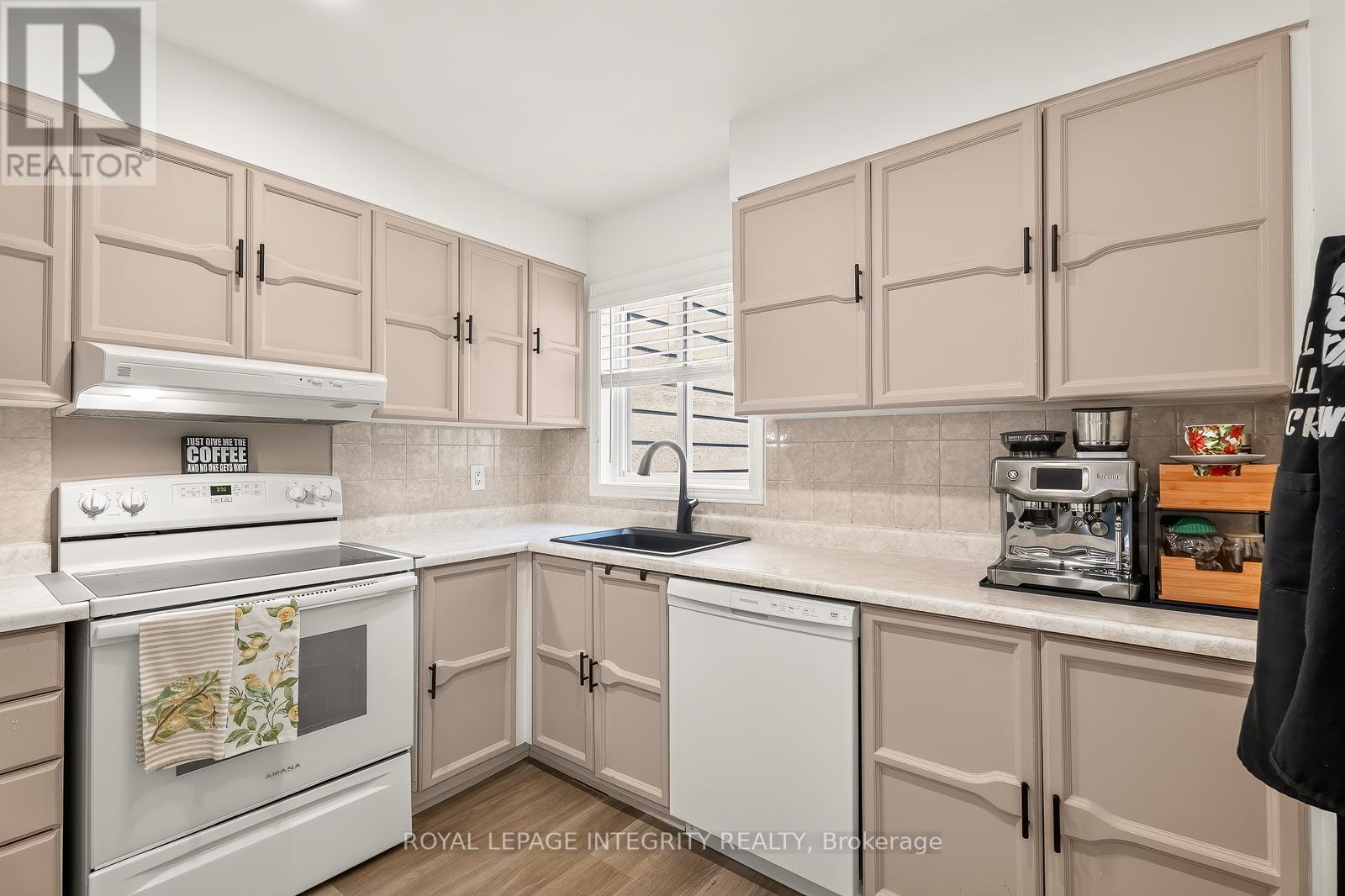 16 STAMFORD PRIVATE - Image 15