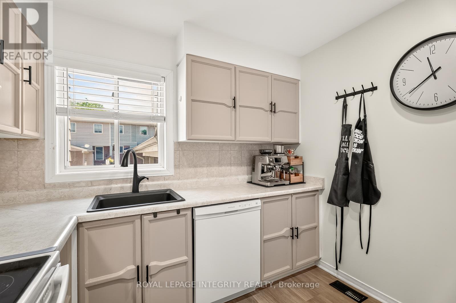 16 STAMFORD PRIVATE - Image 18
