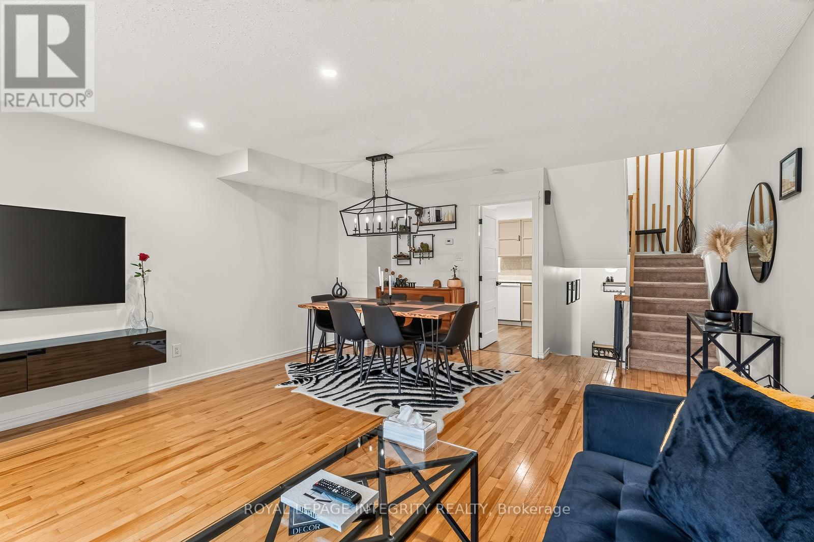 16 STAMFORD PRIVATE - Image 9