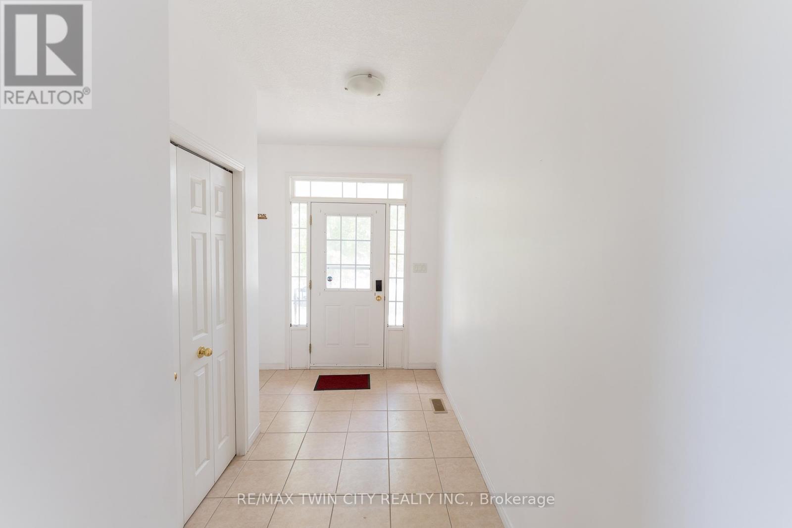 211 SLEAFORD STREET — photo 3