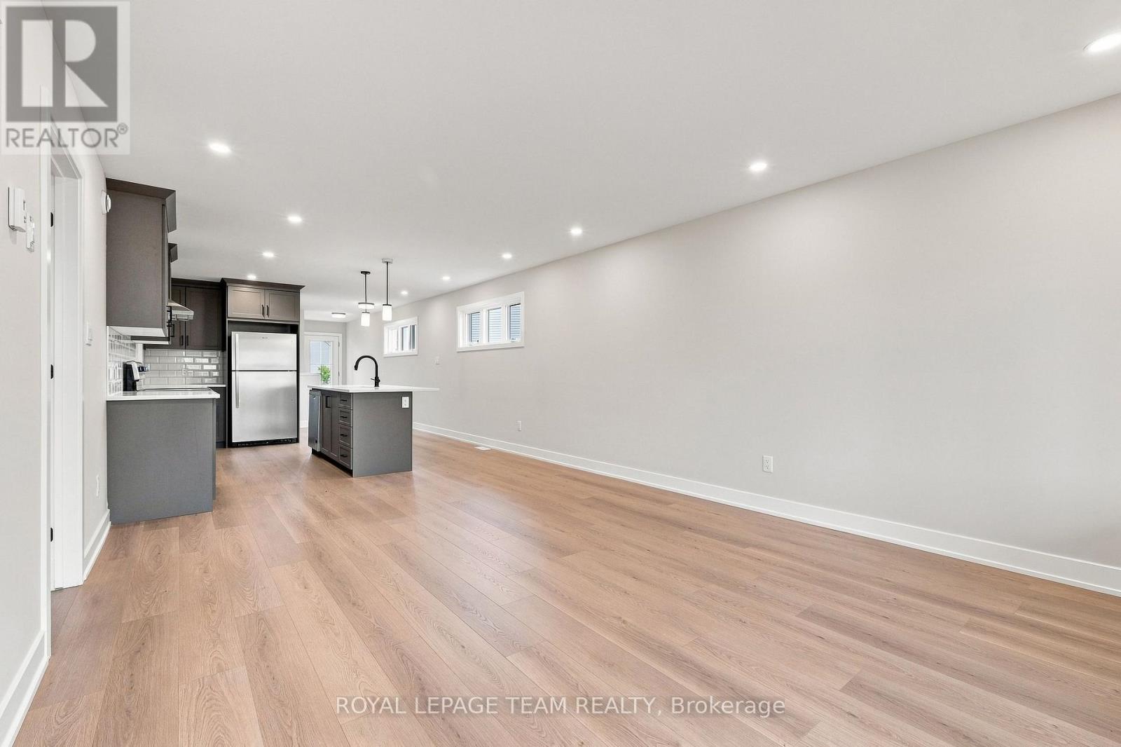 52 WHITCOMB CRESCENT - 18