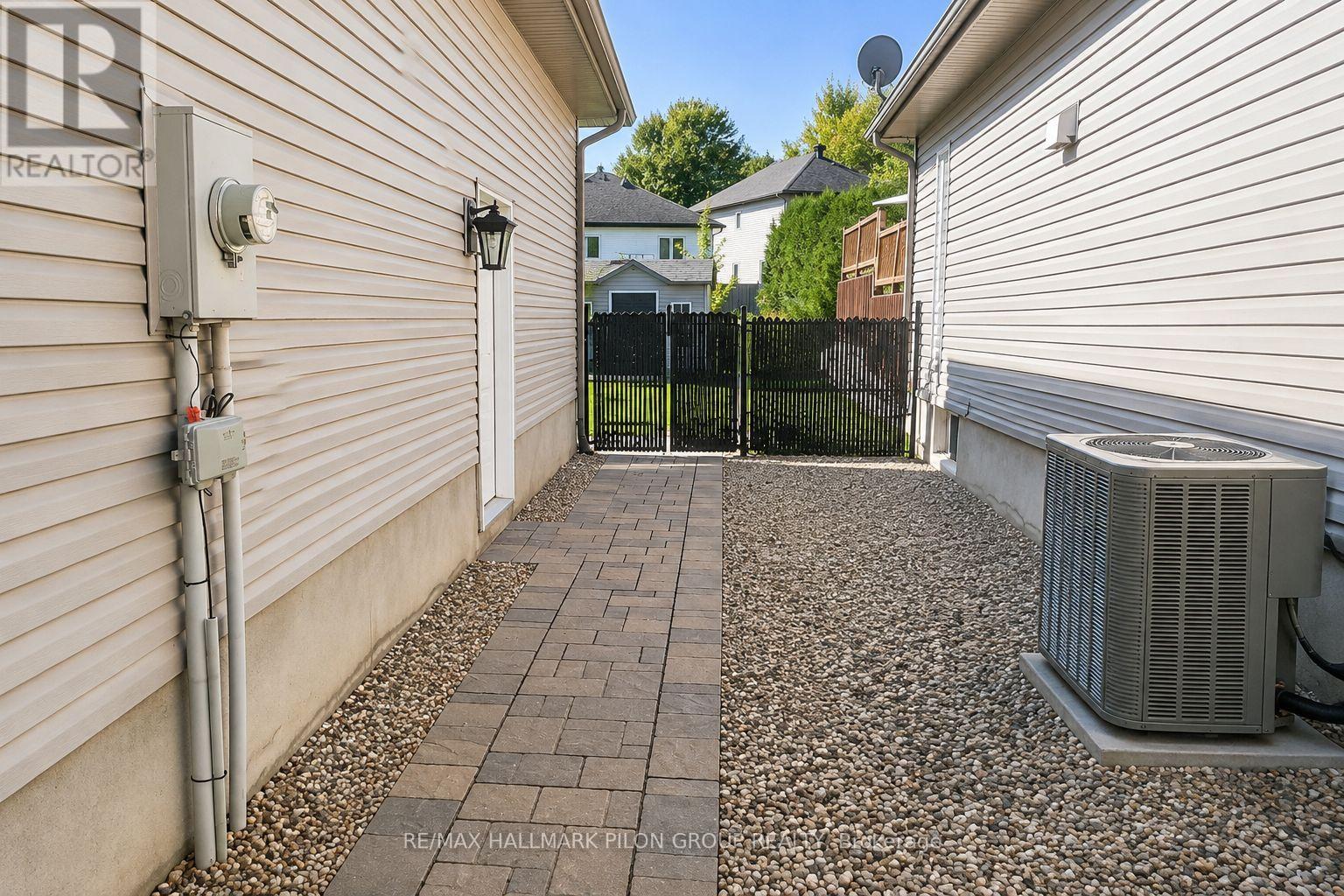 26 HONORE CRESCENT - 26