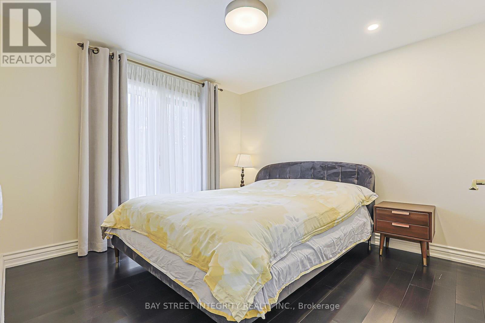 33 DEERFORD ROAD - 25