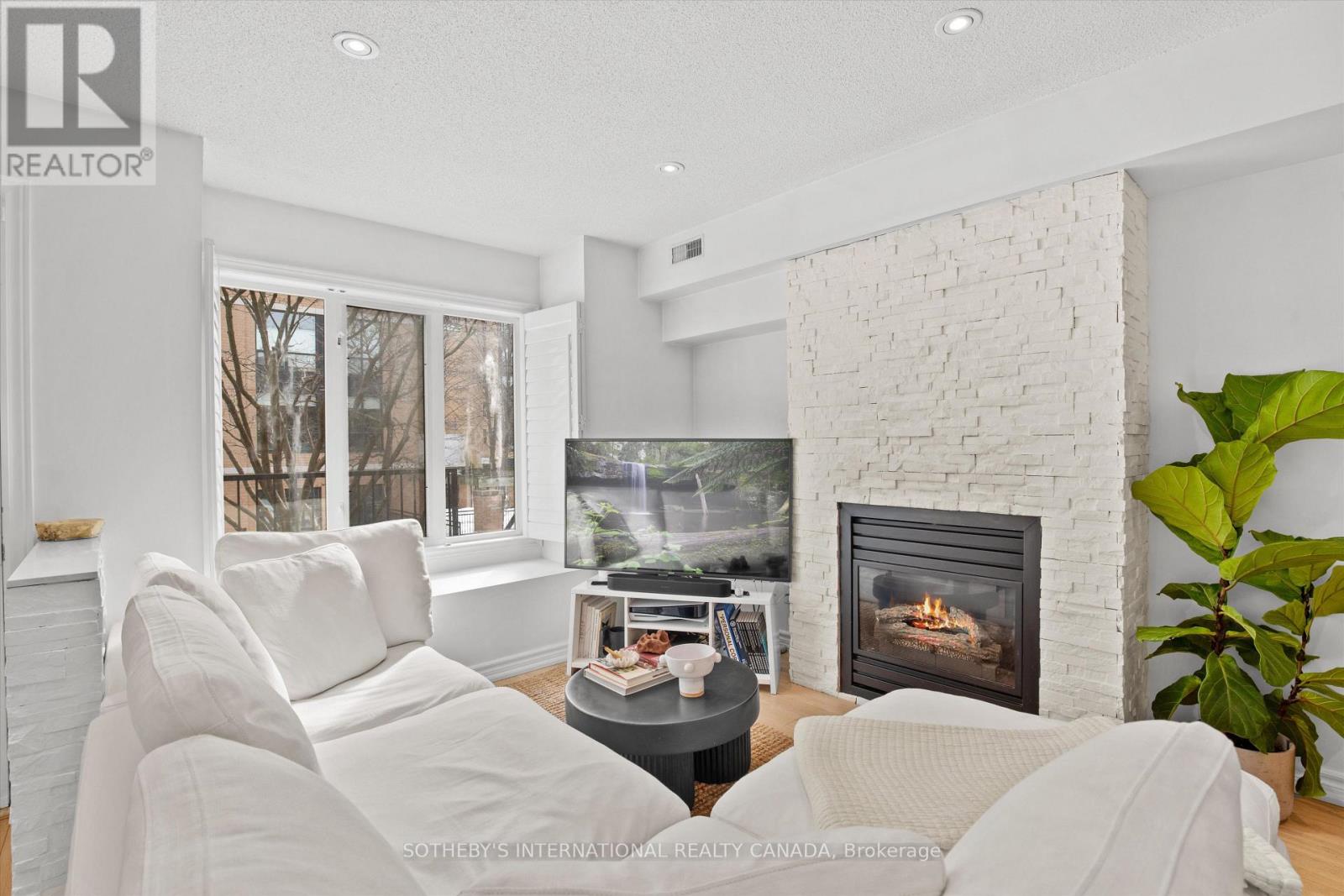 #18 208 NIAGARA STREET - 4