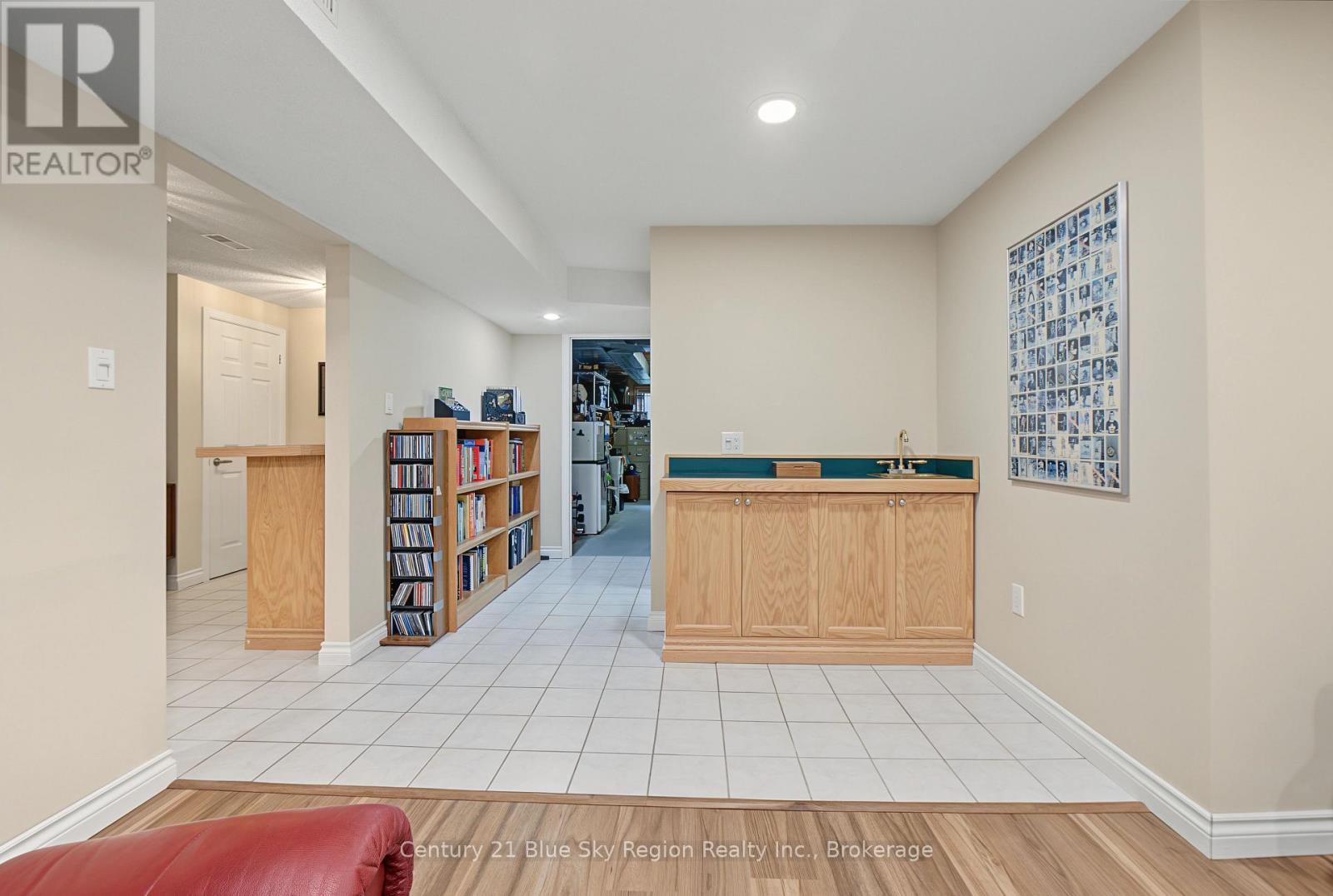 15 ROBINHOOD COURT - 33