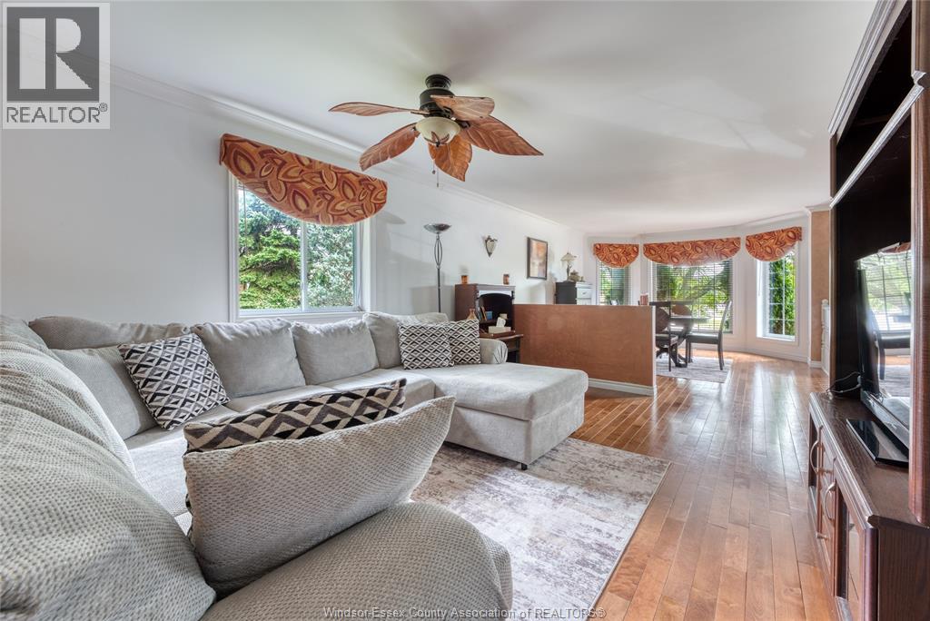 1610 Chornoby CRESCENT - 10
