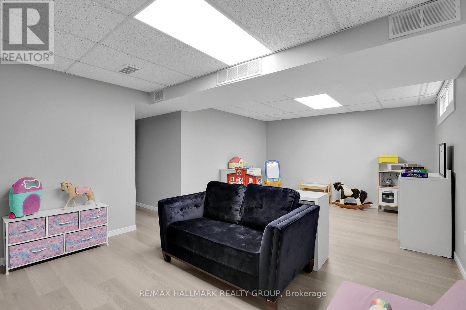 90 CHESTERTON DRIVE - 22