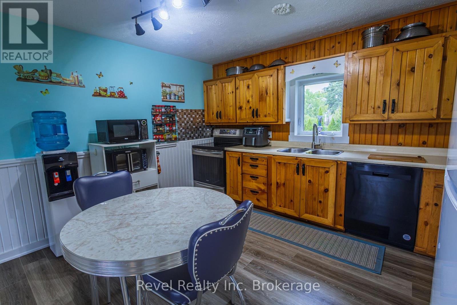 2 LINCOLN AVENUE - 10