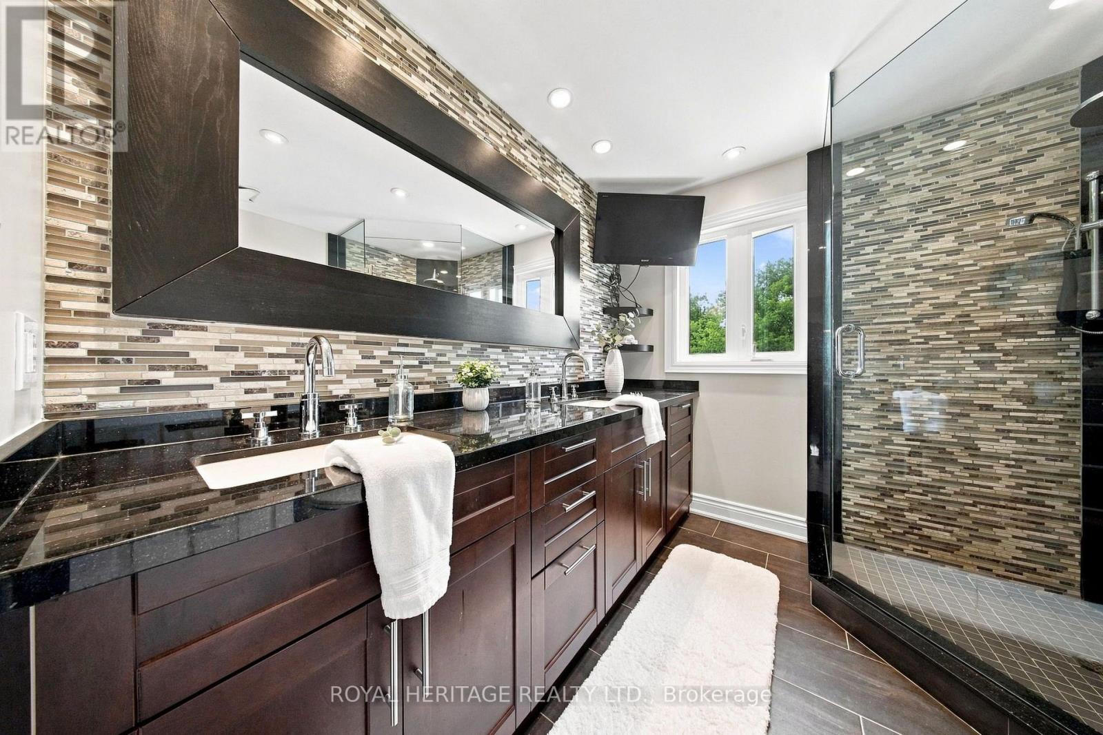 816 SHEPPARD AVENUE - Image 24