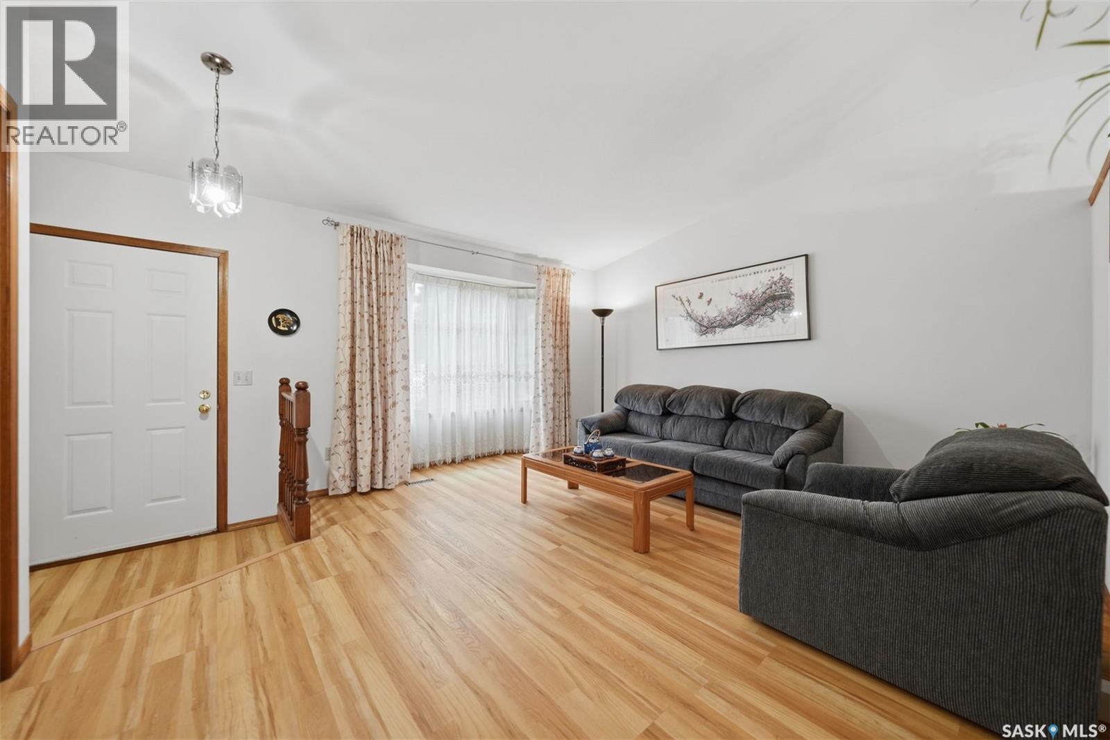 427 Bronson CRESCENT, Saskatoon, Saskatchewan, S7J5E4, Saskatoon, Saskatchewan — photo 4 of 5