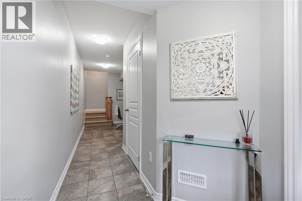 25 HISCOTT Drive, Waterdown, Ontario, L8B0A3, Waterdown, Ontario — photo 3 of 5