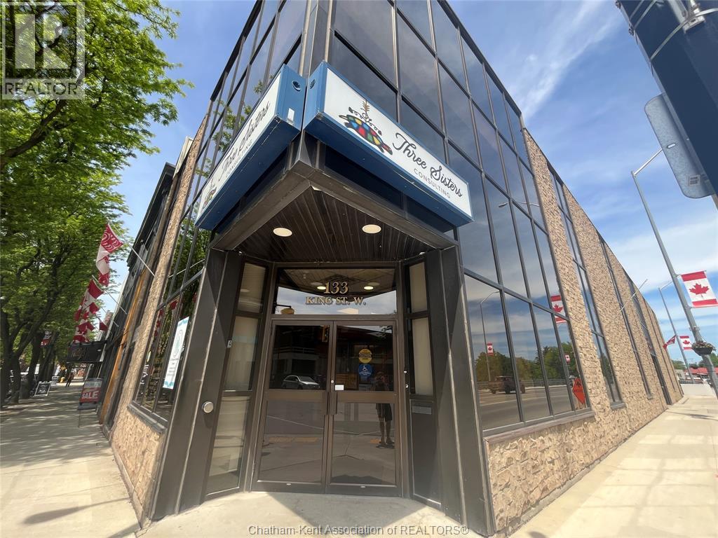 133 King Street West, Chatham, Ontario, N7M1E4, Chatham, Ontario — photo 1 of 5