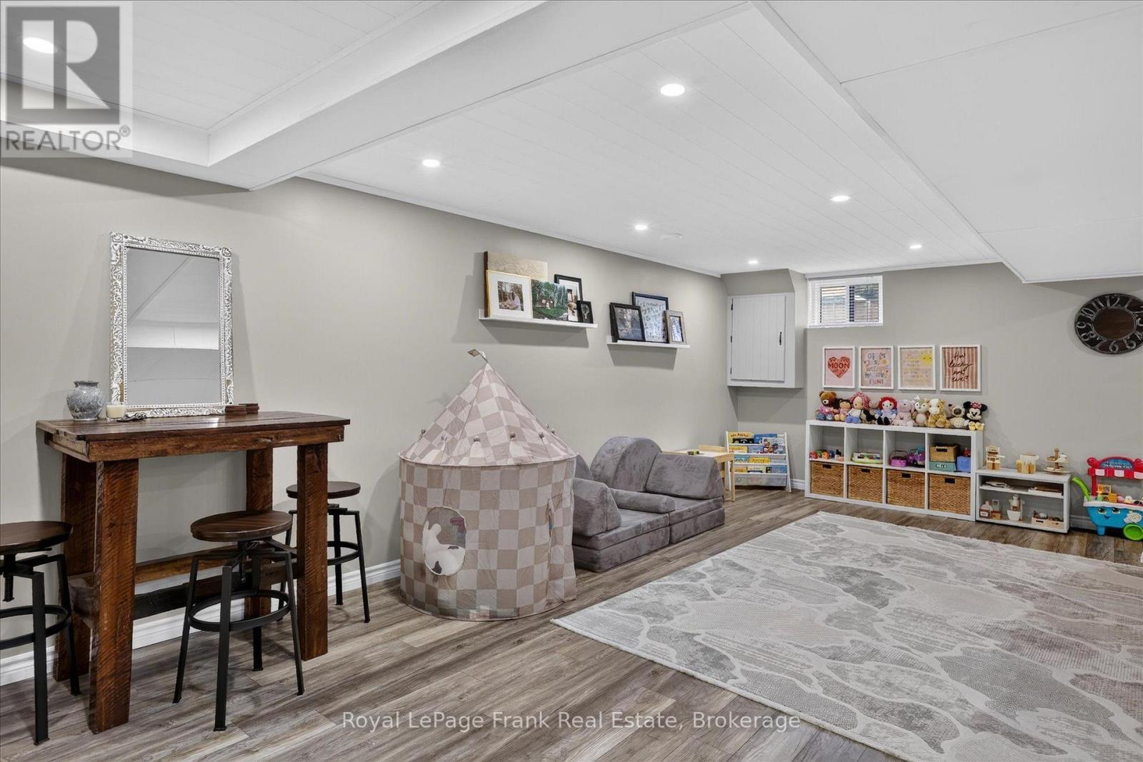 71 QUEEN STREET S - 28