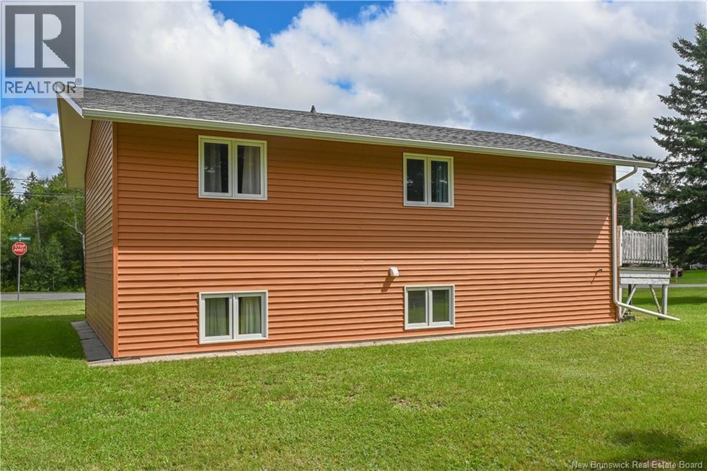 26 des Patriotes Street, Caraquet, New Brunswick, E1W1B6, Caraquet, New Brunswick — photo 3 of 5