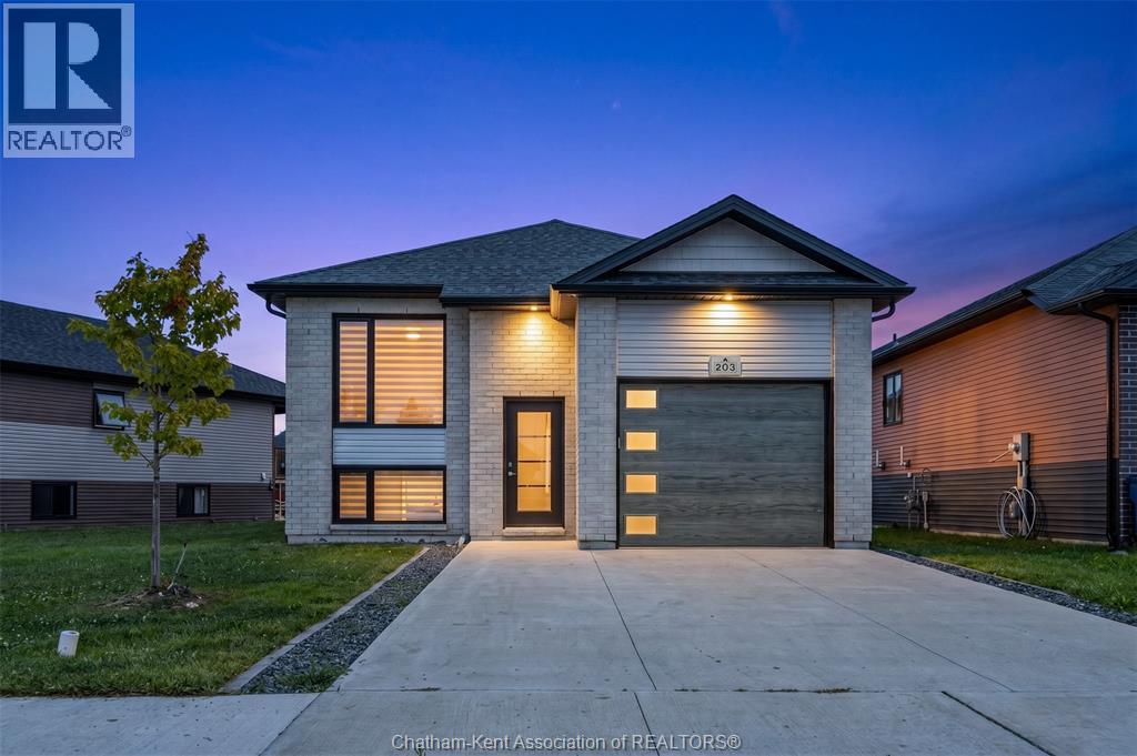 203 MOONSTONE CRESCENT - 2