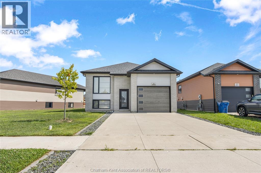 203 MOONSTONE CRESCENT - Image 4
