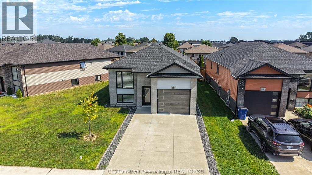 203 MOONSTONE CRESCENT - 48