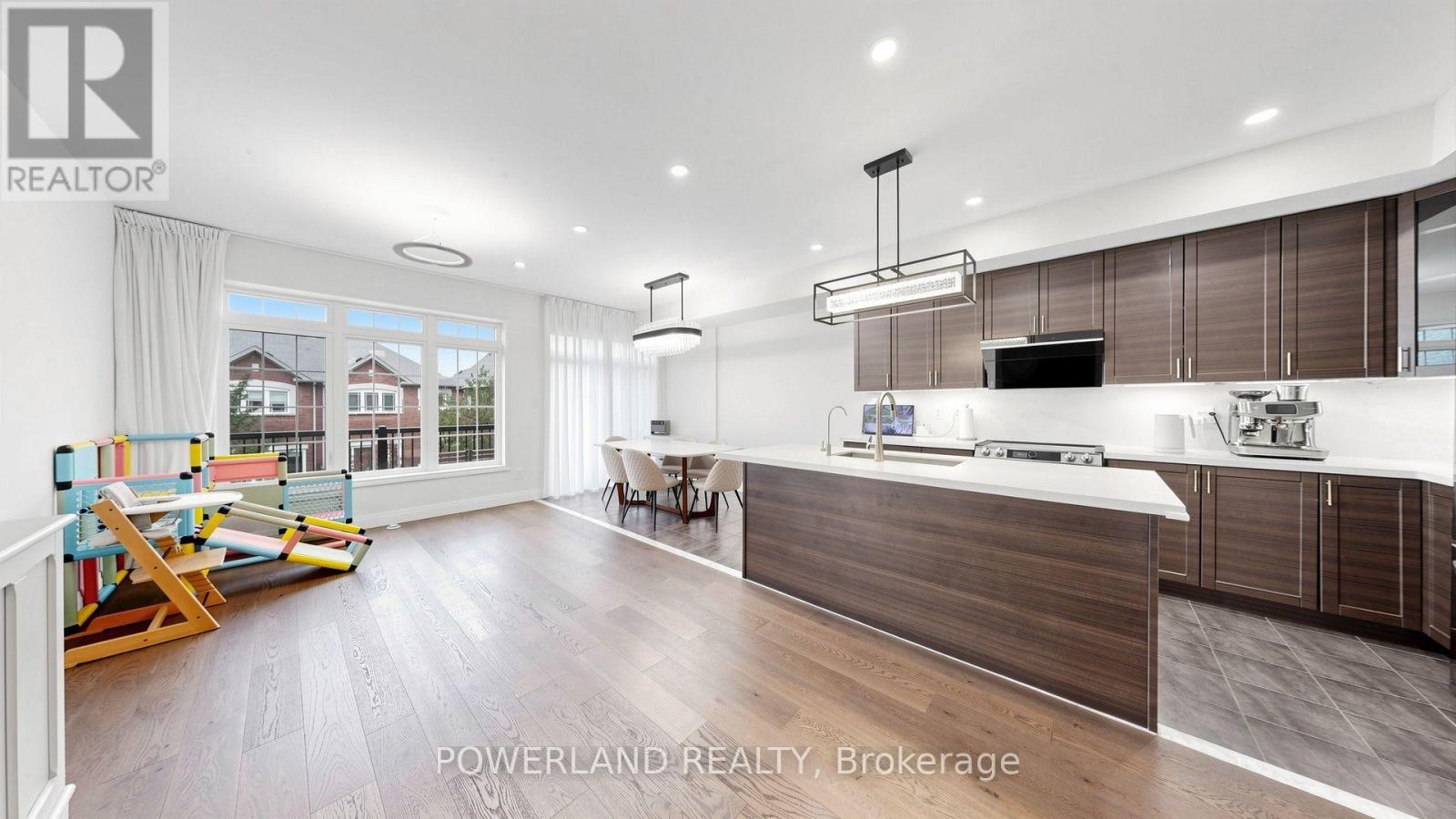 259 DUNDAS WAY - 4