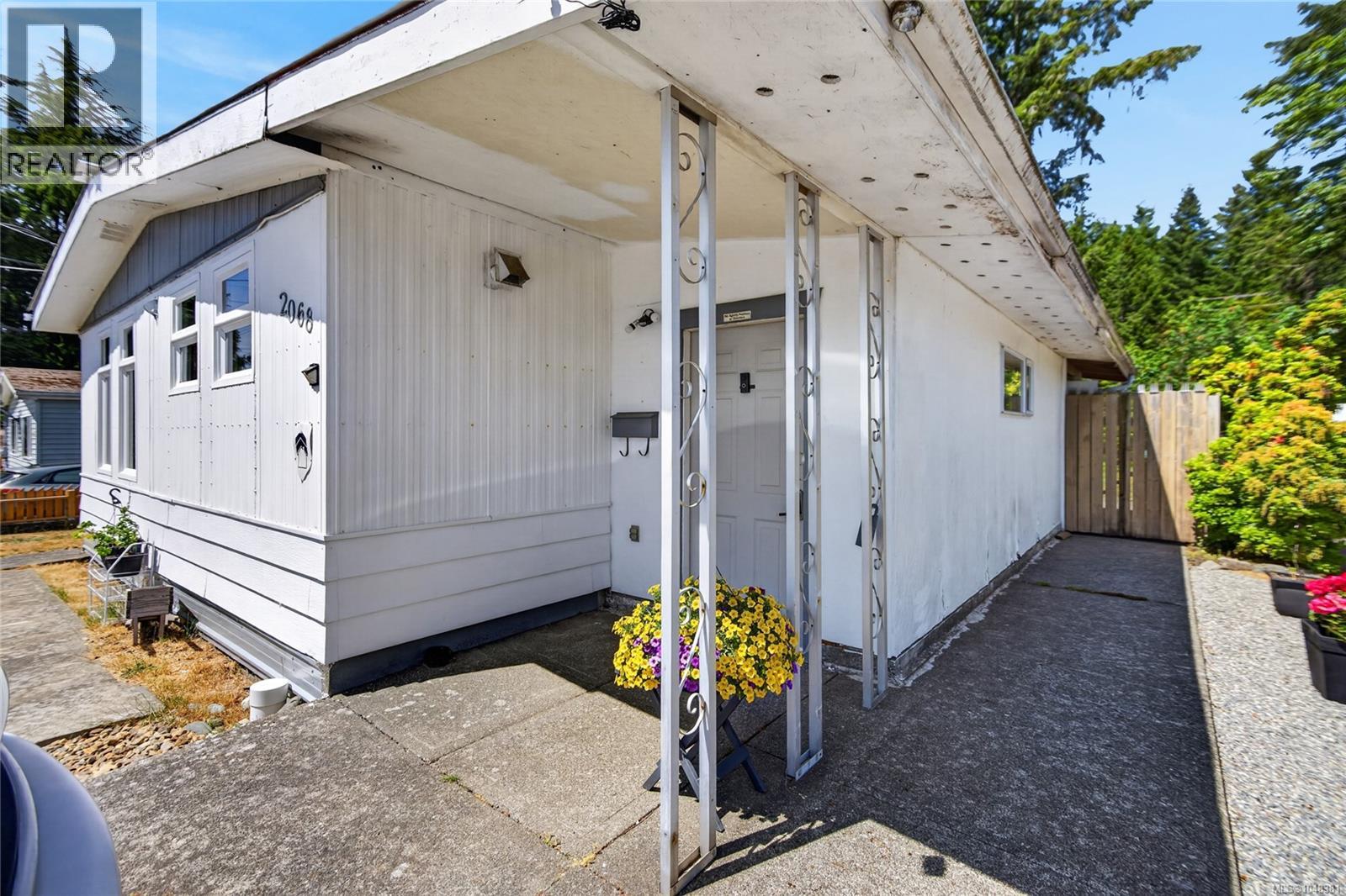 2068 4th St E - 34