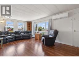 Kitchen - 2068 4th St E, Courtenay, BC V9N6V8 Photo 9