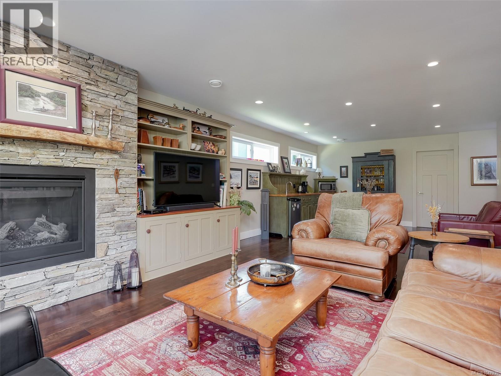 806 Country Club Dr - 27
