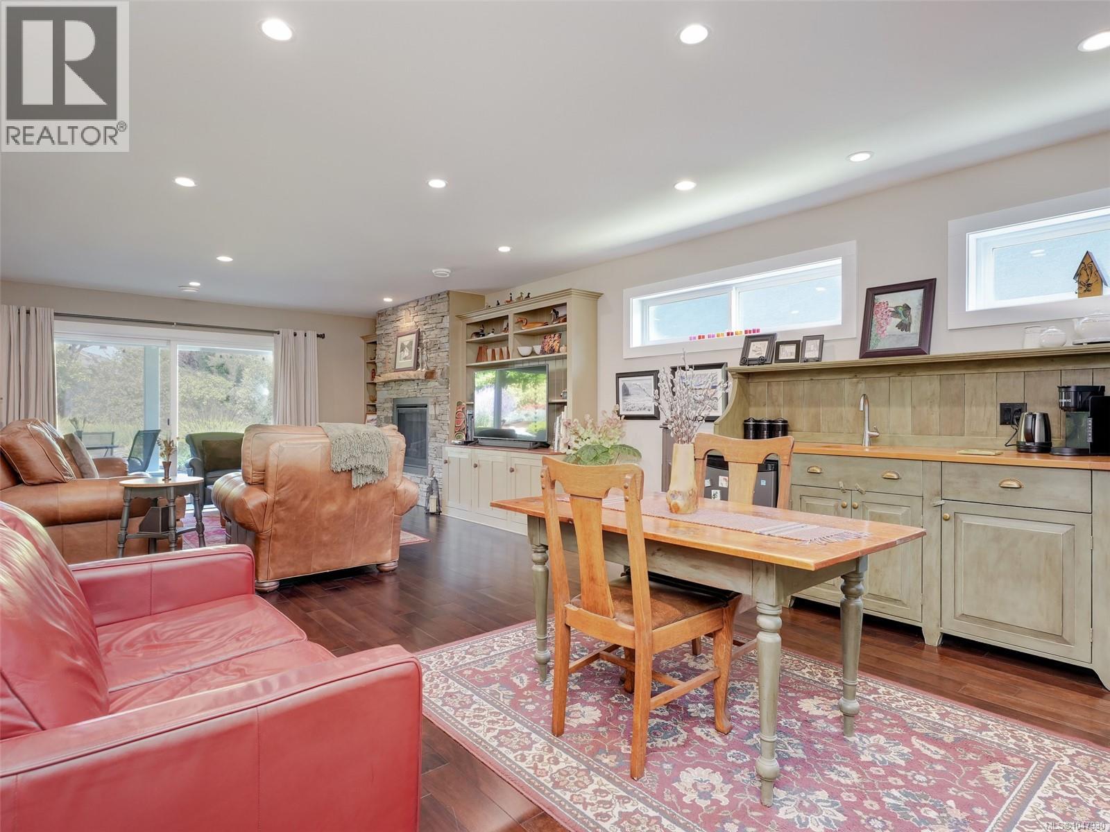 806 Country Club Dr - 29