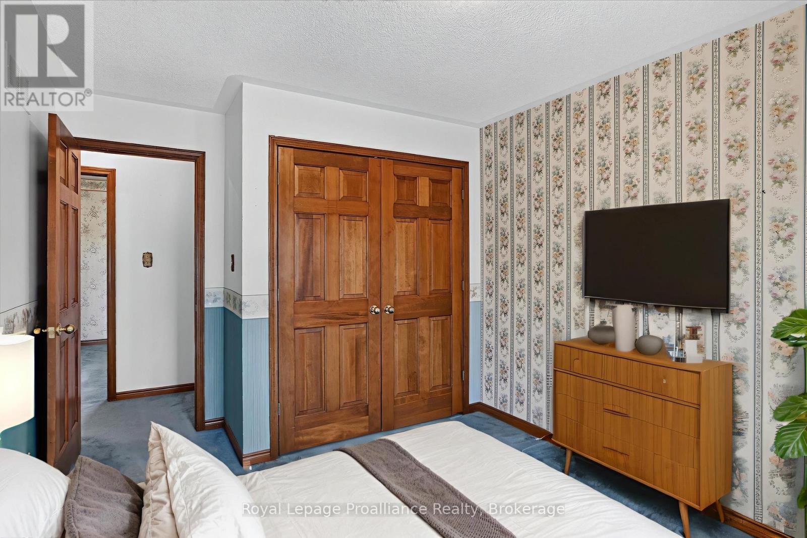 1664 FORSTER AVENUE - 32
