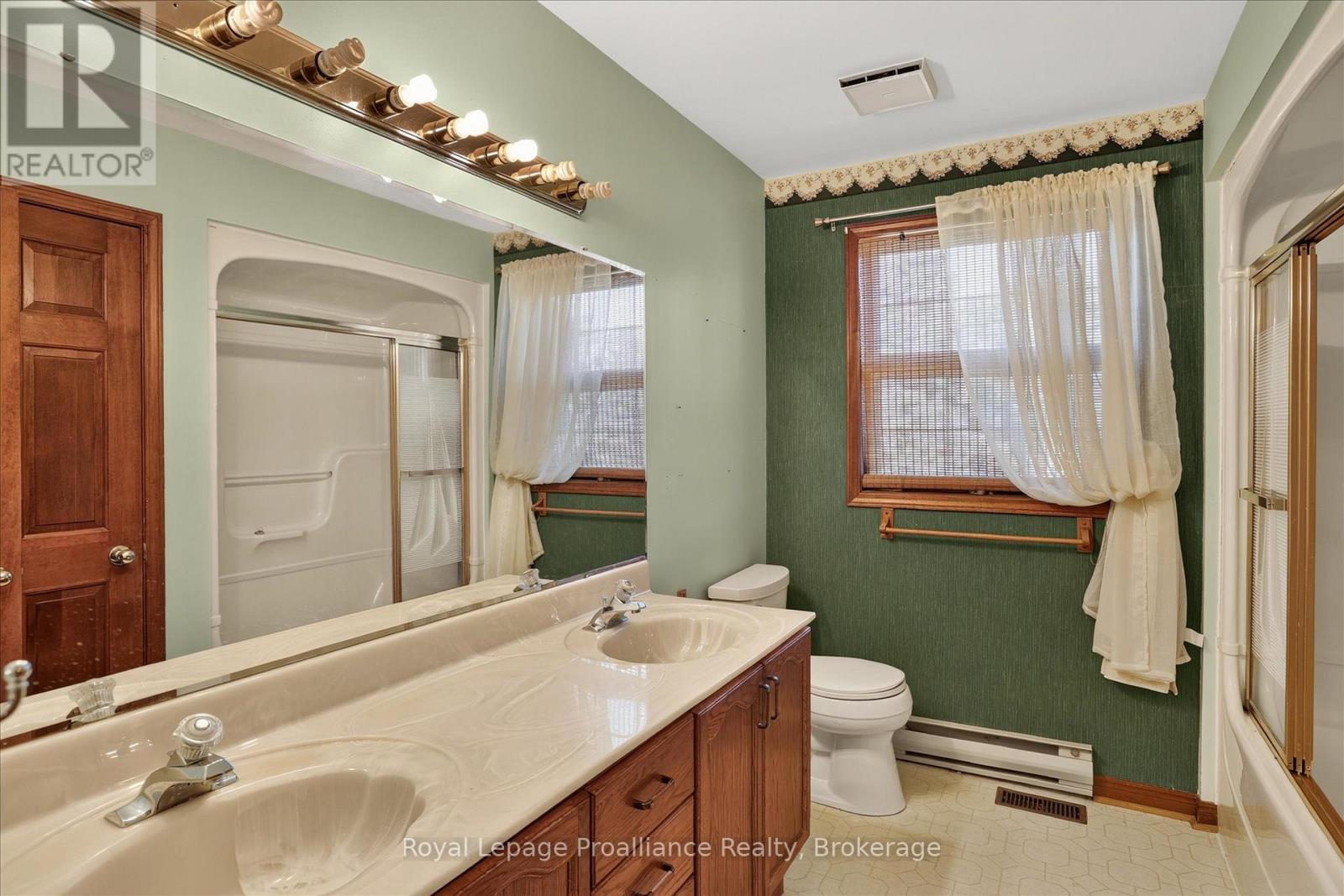1664 FORSTER AVENUE - 35