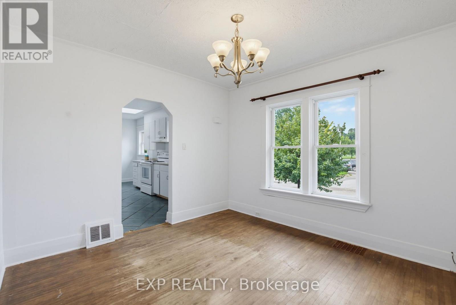 20 BARRINGTON AVENUE - 10