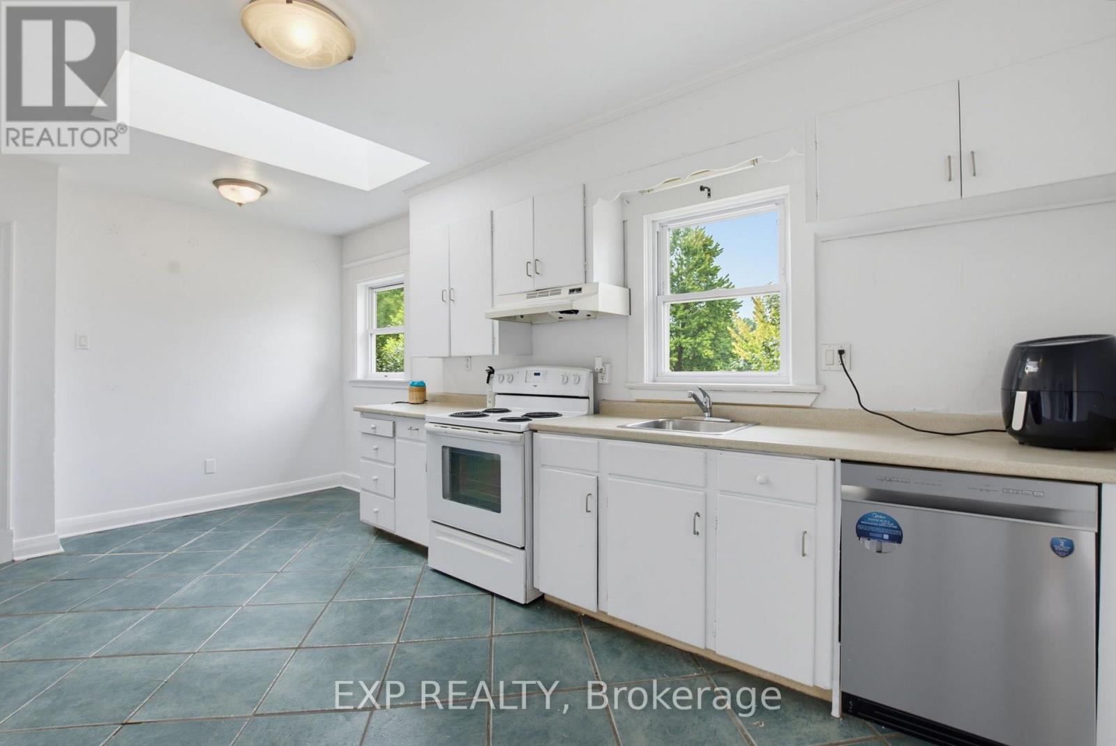 20 BARRINGTON AVENUE - Image 12