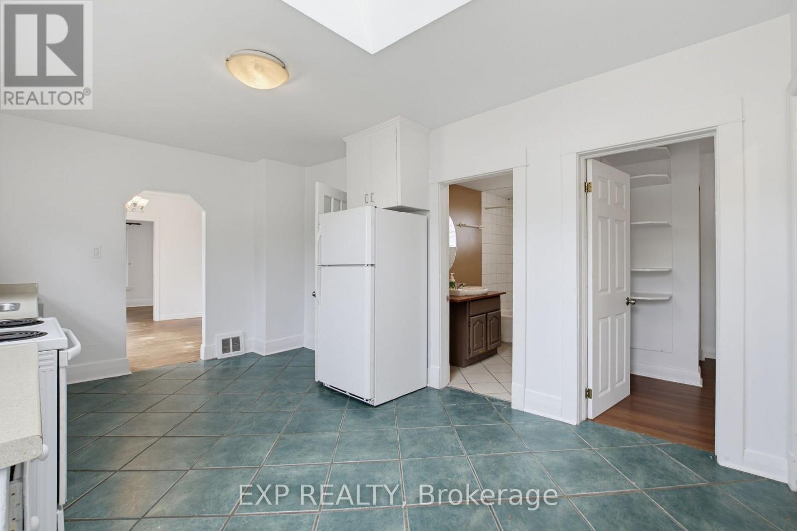 20 BARRINGTON AVENUE - 16