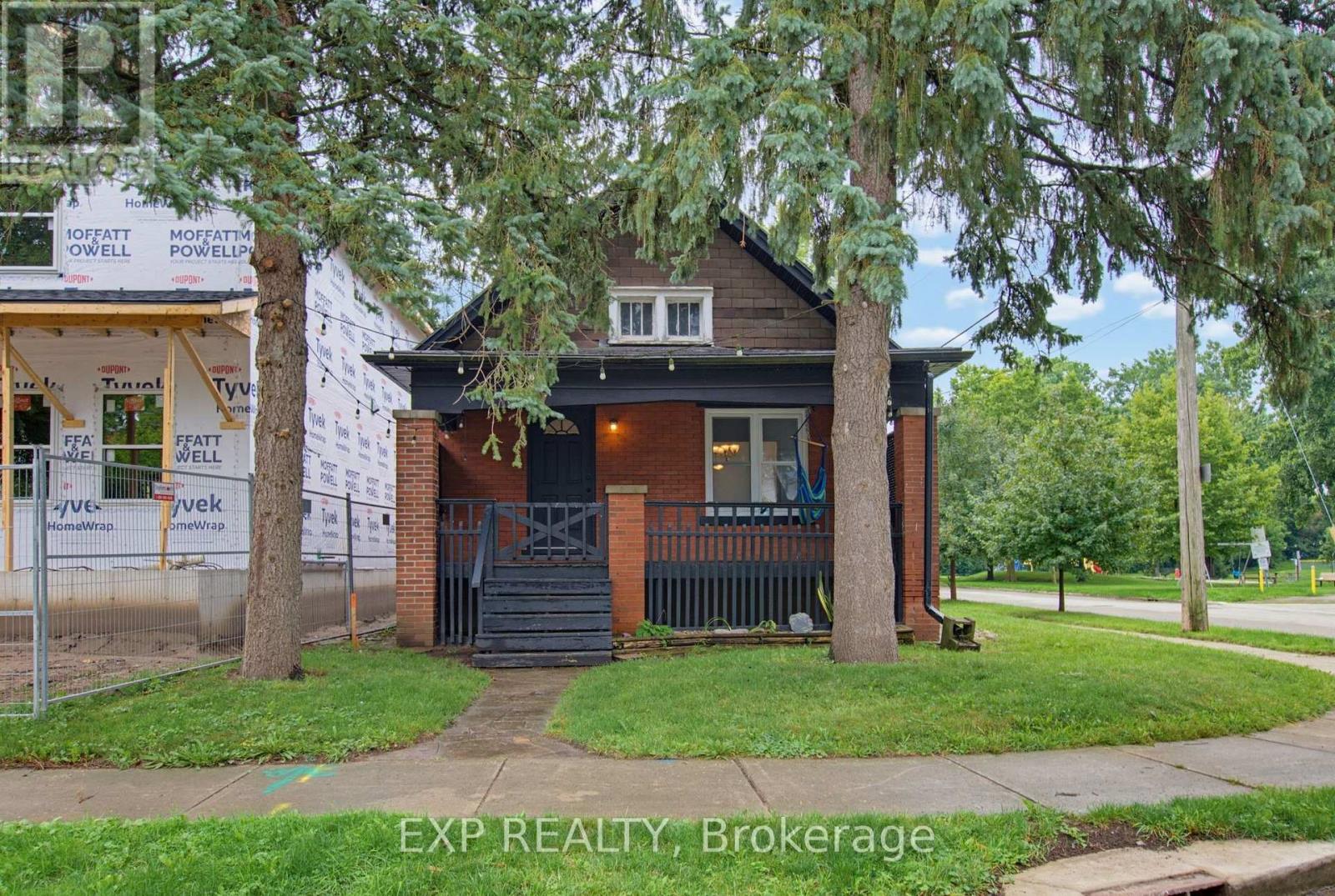 20 BARRINGTON AVENUE - 2