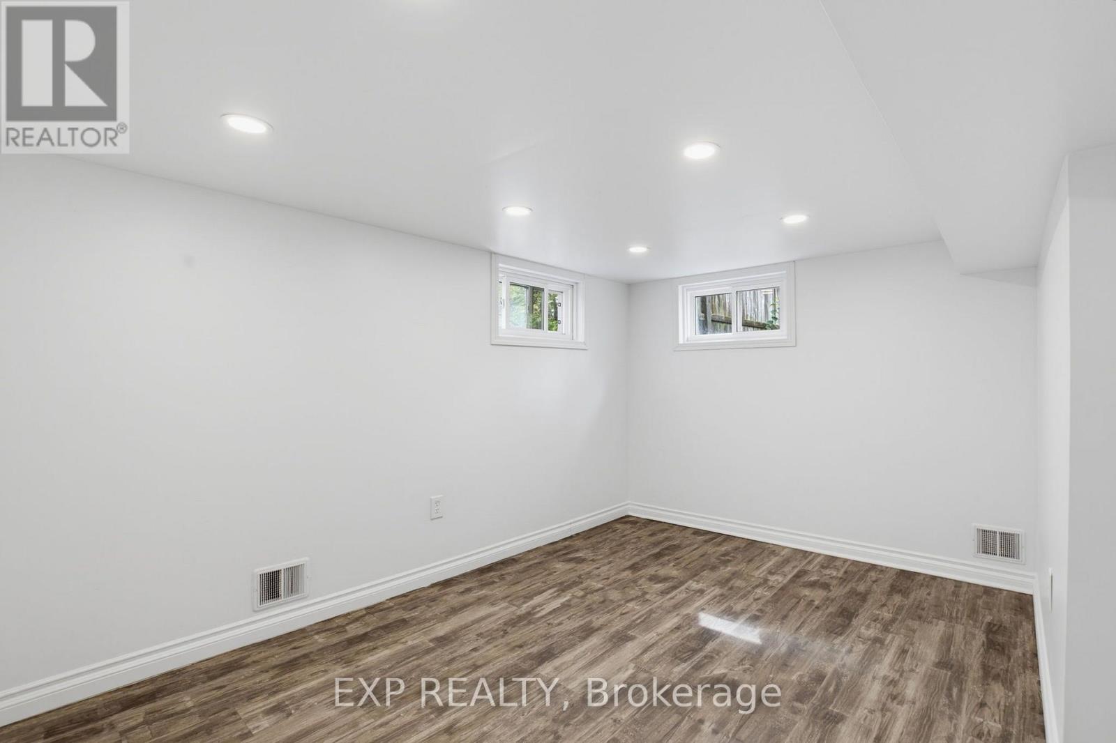 20 BARRINGTON AVENUE - Image 23