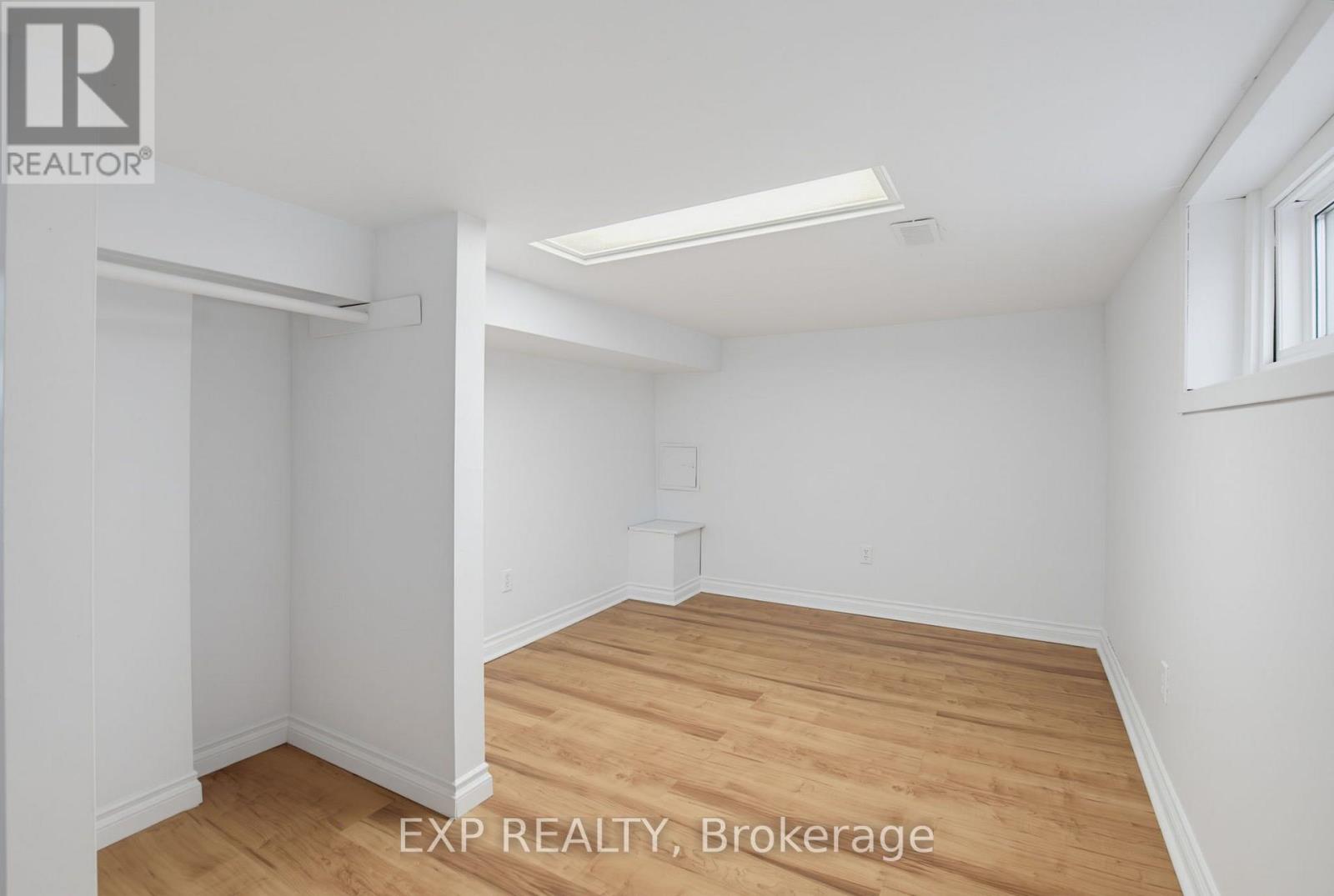 20 BARRINGTON AVENUE - 32