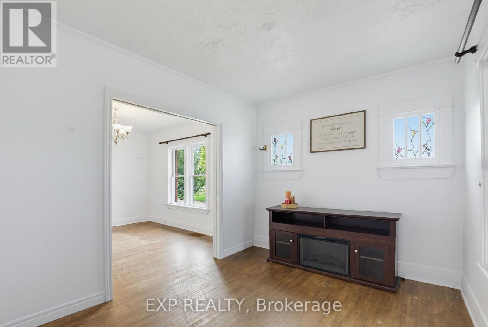 20 BARRINGTON AVENUE - 7