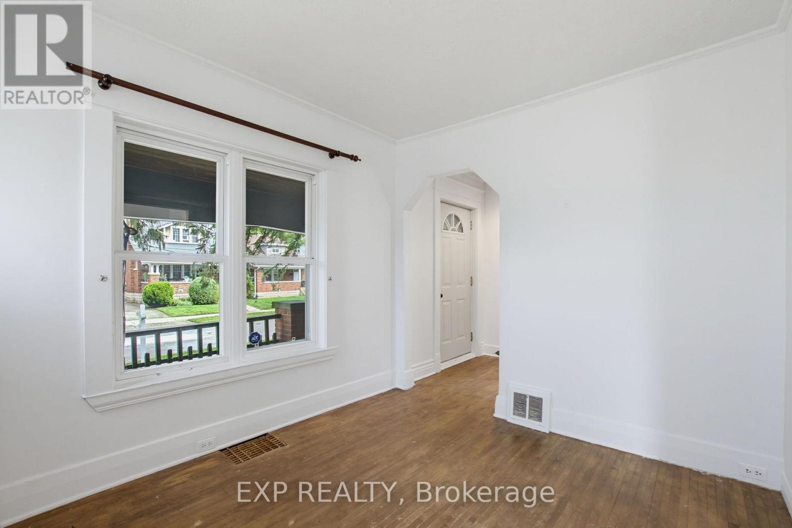 20 BARRINGTON AVENUE - 8