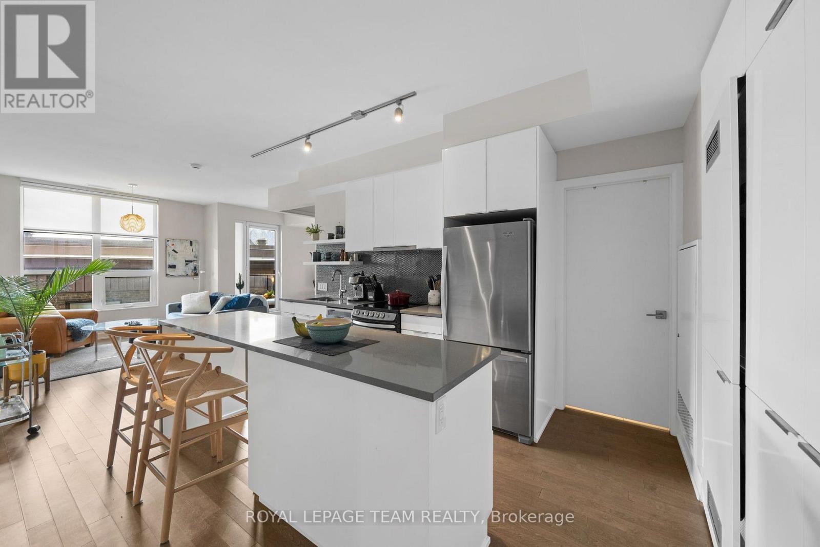 #304 10 ROSEMOUNT AVENUE - 8