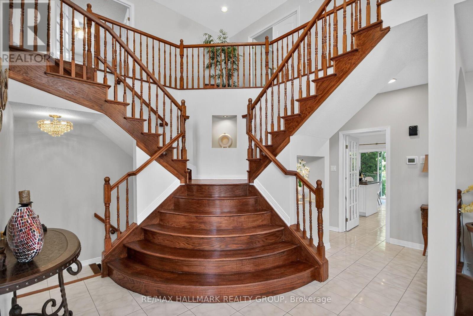 Amazing Scarlett O'Hara staircase