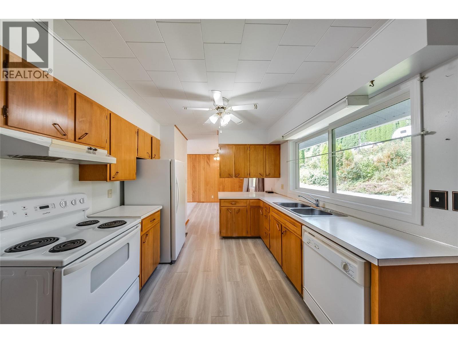 1048 Christie Road, Montrose, British Columbia, V0G1P0, Montrose, British Columbia — photo 4 of 5