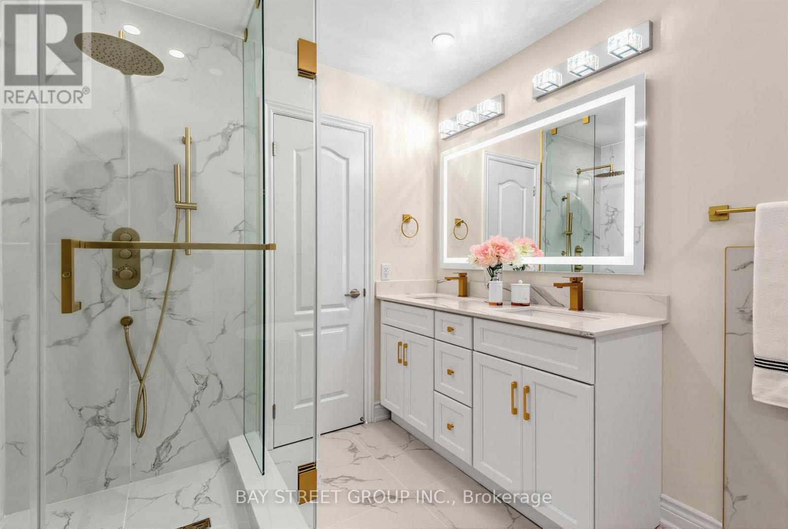 80 LIVING CRESCENT - Image 29