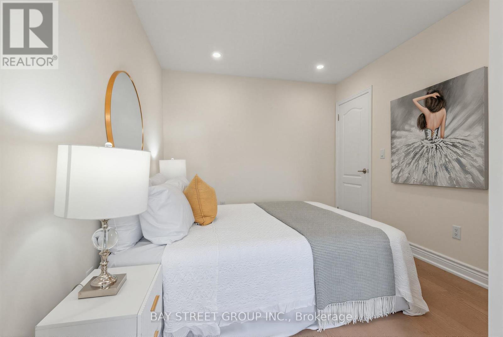 80 LIVING CRESCENT - Image 36